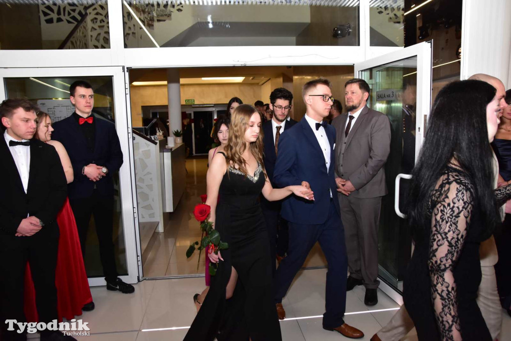 STUDNIÓWKA Zespołu Szkół Licealnych i Technicznych w Tucholi / CZ. 1 - ZDJĘCIA I FILMY - OTWARCIE, POLONEZ, ŚCIANKA