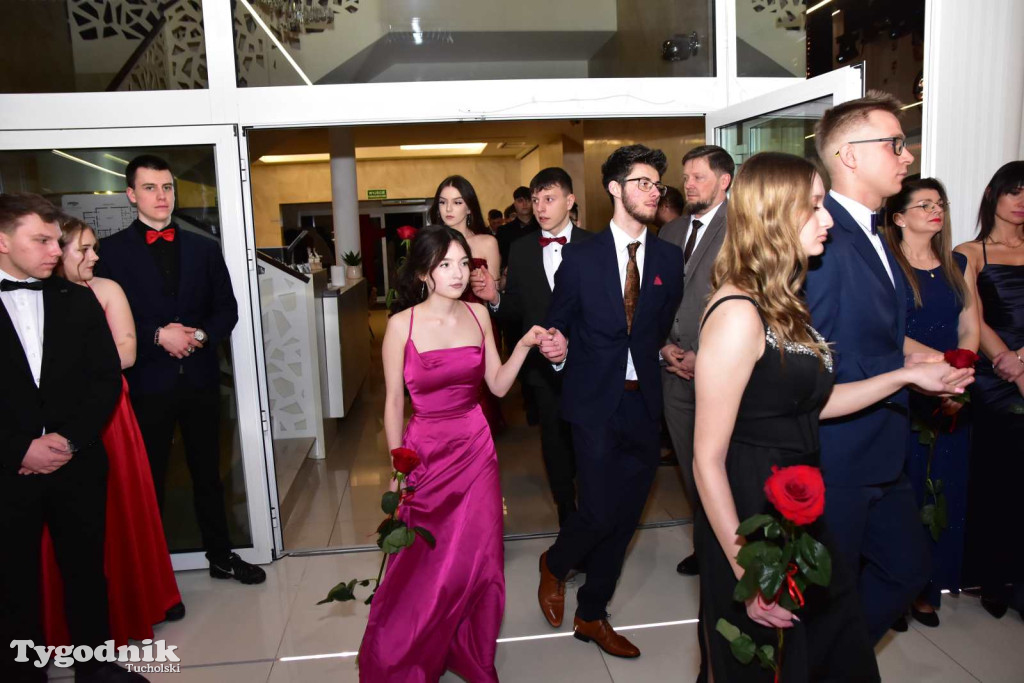 STUDNIÓWKA Zespołu Szkół Licealnych i Technicznych w Tucholi / CZ. 1 - ZDJĘCIA I FILMY - OTWARCIE, POLONEZ, ŚCIANKA