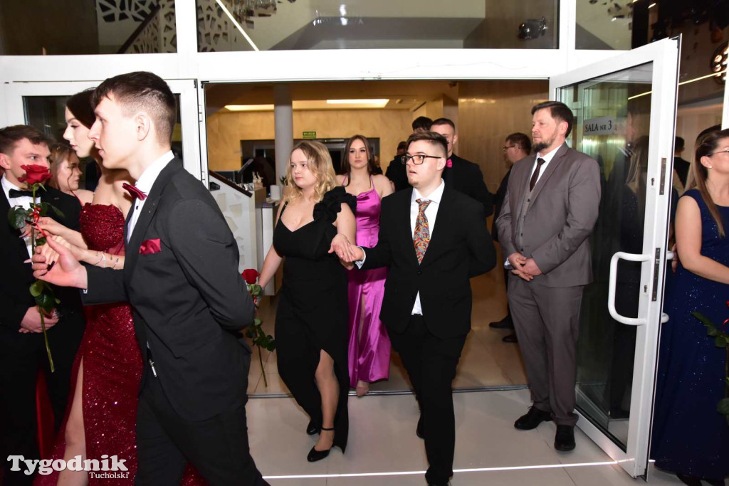 STUDNIÓWKA Zespołu Szkół Licealnych i Technicznych w Tucholi / CZ. 1 - ZDJĘCIA I FILMY - OTWARCIE, POLONEZ, ŚCIANKA