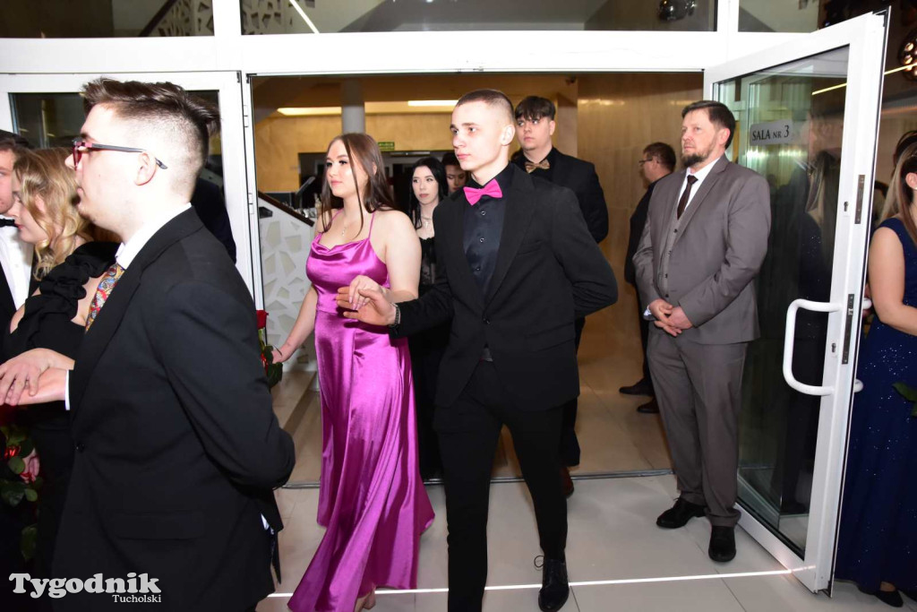 STUDNIÓWKA Zespołu Szkół Licealnych i Technicznych w Tucholi / CZ. 1 - ZDJĘCIA I FILMY - OTWARCIE, POLONEZ, ŚCIANKA