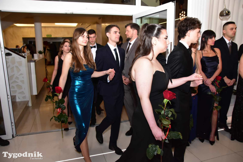 STUDNIÓWKA Zespołu Szkół Licealnych i Technicznych w Tucholi / CZ. 1 - ZDJĘCIA I FILMY - OTWARCIE, POLONEZ, ŚCIANKA