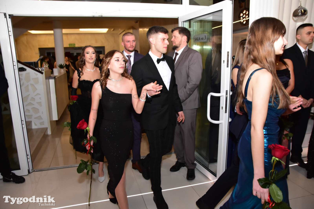 STUDNIÓWKA Zespołu Szkół Licealnych i Technicznych w Tucholi / CZ. 1 - ZDJĘCIA I FILMY - OTWARCIE, POLONEZ, ŚCIANKA