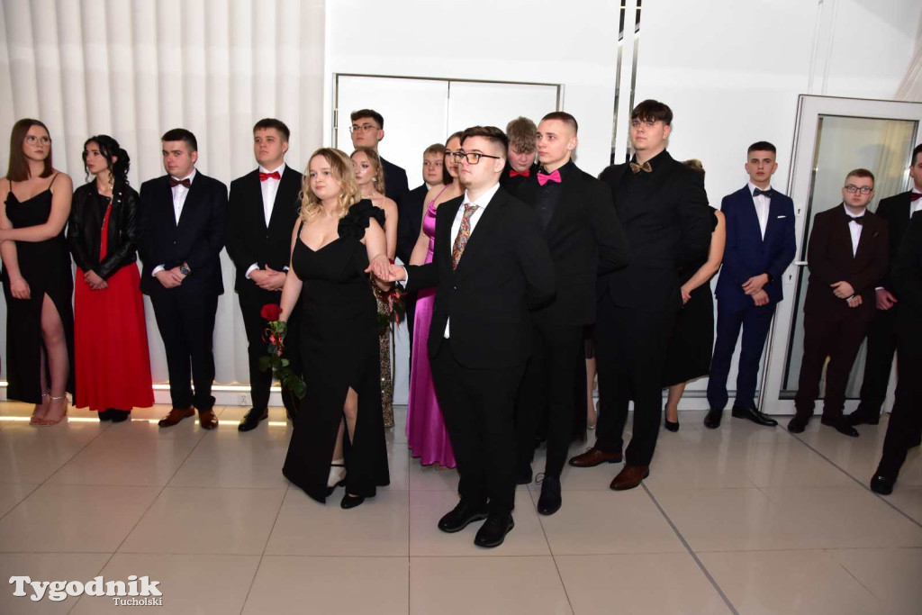 STUDNIÓWKA Zespołu Szkół Licealnych i Technicznych w Tucholi / CZ. 1 - ZDJĘCIA I FILMY - OTWARCIE, POLONEZ, ŚCIANKA