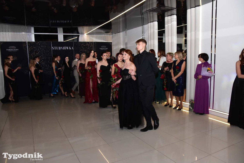 STUDNIÓWKA Zespołu Szkół Licealnych i Technicznych w Tucholi / CZ. 1 - ZDJĘCIA I FILMY - OTWARCIE, POLONEZ, ŚCIANKA