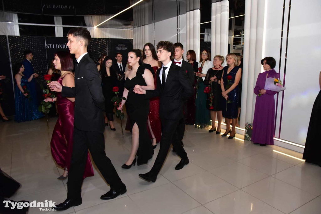 STUDNIÓWKA Zespołu Szkół Licealnych i Technicznych w Tucholi / CZ. 1 - ZDJĘCIA I FILMY - OTWARCIE, POLONEZ, ŚCIANKA