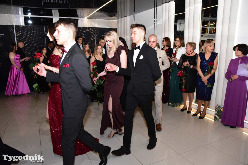 STUDNIÓWKA Zespołu Szkół Licealnych i Technicznych w Tucholi / CZ. 1 - ZDJĘCIA I FILMY - OTWARCIE, POLONEZ, ŚCIANKA