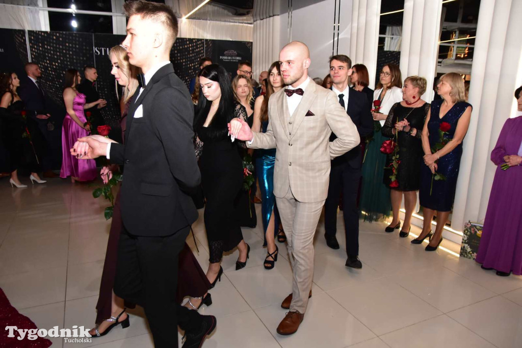 STUDNIÓWKA Zespołu Szkół Licealnych i Technicznych w Tucholi / CZ. 1 - ZDJĘCIA I FILMY - OTWARCIE, POLONEZ, ŚCIANKA