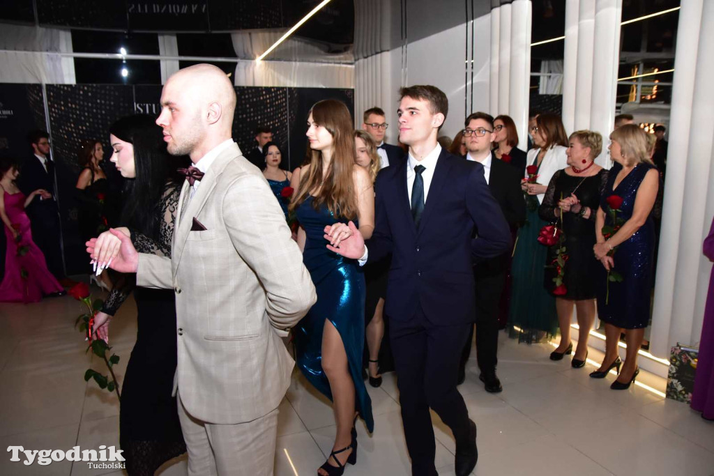 STUDNIÓWKA Zespołu Szkół Licealnych i Technicznych w Tucholi / CZ. 1 - ZDJĘCIA I FILMY - OTWARCIE, POLONEZ, ŚCIANKA