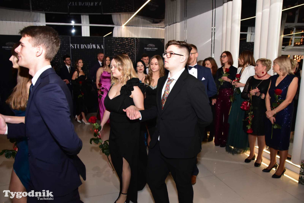 STUDNIÓWKA Zespołu Szkół Licealnych i Technicznych w Tucholi / CZ. 1 - ZDJĘCIA I FILMY - OTWARCIE, POLONEZ, ŚCIANKA