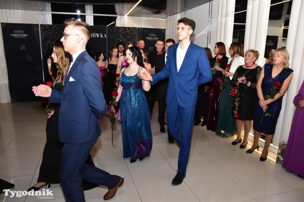 STUDNIÓWKA Zespołu Szkół Licealnych i Technicznych w Tucholi / CZ. 1 - ZDJĘCIA I FILMY - OTWARCIE, POLONEZ, ŚCIANKA