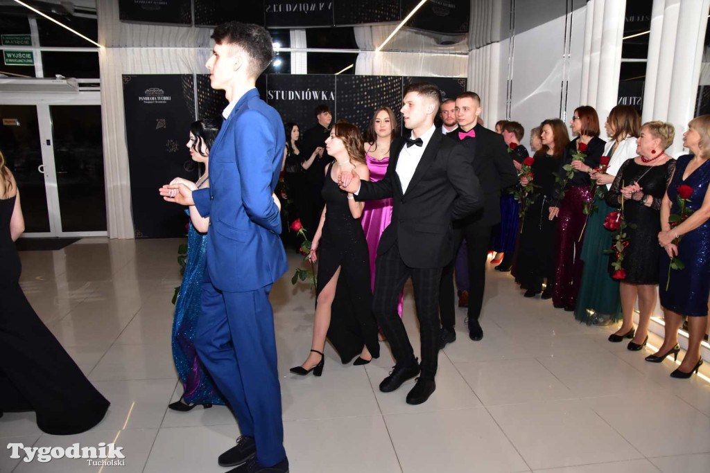 STUDNIÓWKA Zespołu Szkół Licealnych i Technicznych w Tucholi / CZ. 1 - ZDJĘCIA I FILMY - OTWARCIE, POLONEZ, ŚCIANKA