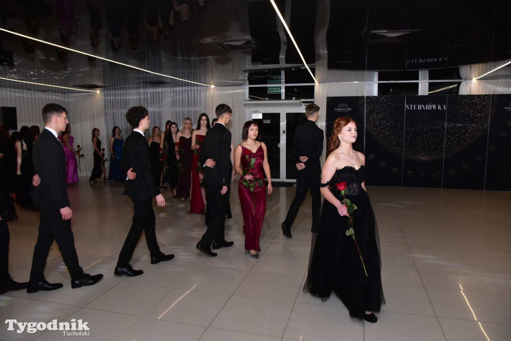 STUDNIÓWKA Zespołu Szkół Licealnych i Technicznych w Tucholi / CZ. 1 - ZDJĘCIA I FILMY - OTWARCIE, POLONEZ, ŚCIANKA