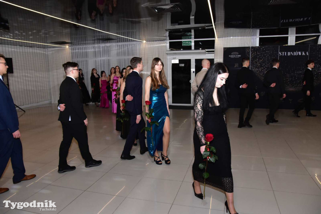 STUDNIÓWKA Zespołu Szkół Licealnych i Technicznych w Tucholi / CZ. 1 - ZDJĘCIA I FILMY - OTWARCIE, POLONEZ, ŚCIANKA