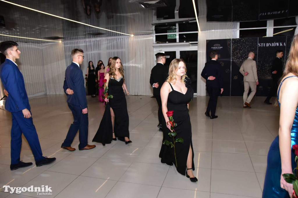 STUDNIÓWKA Zespołu Szkół Licealnych i Technicznych w Tucholi / CZ. 1 - ZDJĘCIA I FILMY - OTWARCIE, POLONEZ, ŚCIANKA