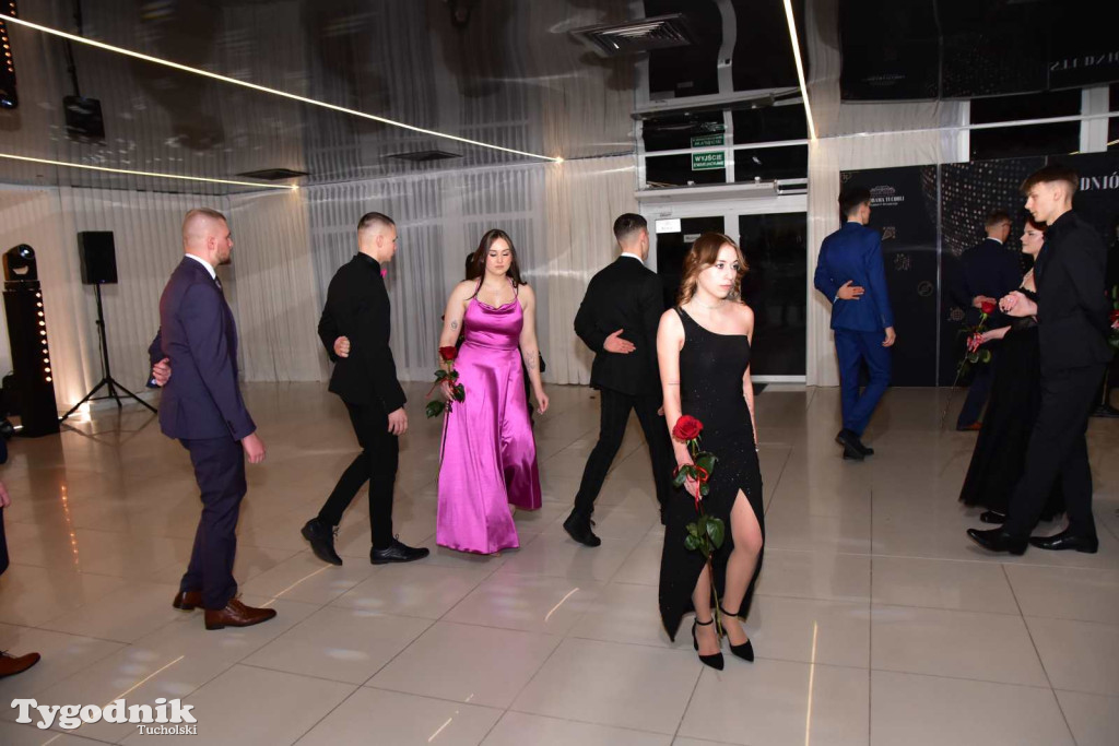 STUDNIÓWKA Zespołu Szkół Licealnych i Technicznych w Tucholi / CZ. 1 - ZDJĘCIA I FILMY - OTWARCIE, POLONEZ, ŚCIANKA