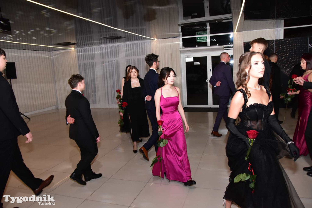 STUDNIÓWKA Zespołu Szkół Licealnych i Technicznych w Tucholi / CZ. 1 - ZDJĘCIA I FILMY - OTWARCIE, POLONEZ, ŚCIANKA