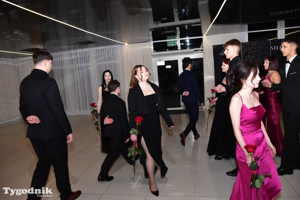 STUDNIÓWKA Zespołu Szkół Licealnych i Technicznych w Tucholi / CZ. 1 - ZDJĘCIA I FILMY - OTWARCIE, POLONEZ, ŚCIANKA