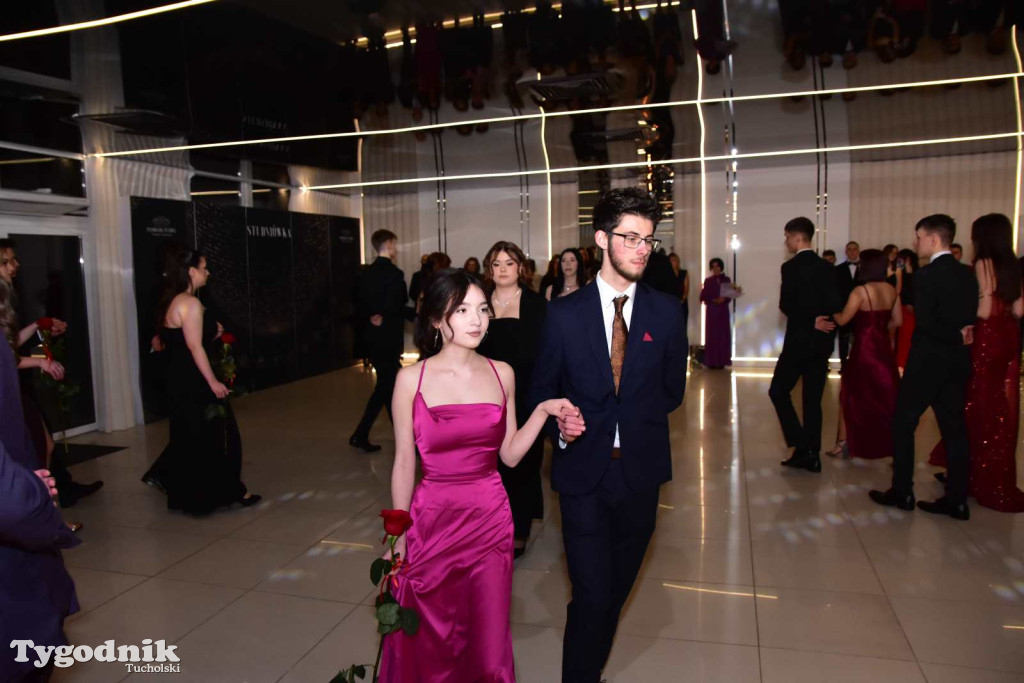 STUDNIÓWKA Zespołu Szkół Licealnych i Technicznych w Tucholi / CZ. 1 - ZDJĘCIA I FILMY - OTWARCIE, POLONEZ, ŚCIANKA