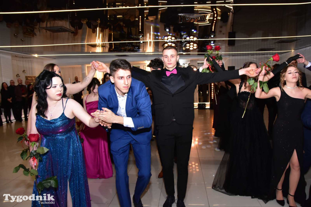 STUDNIÓWKA Zespołu Szkół Licealnych i Technicznych w Tucholi / CZ. 1 - ZDJĘCIA I FILMY - OTWARCIE, POLONEZ, ŚCIANKA