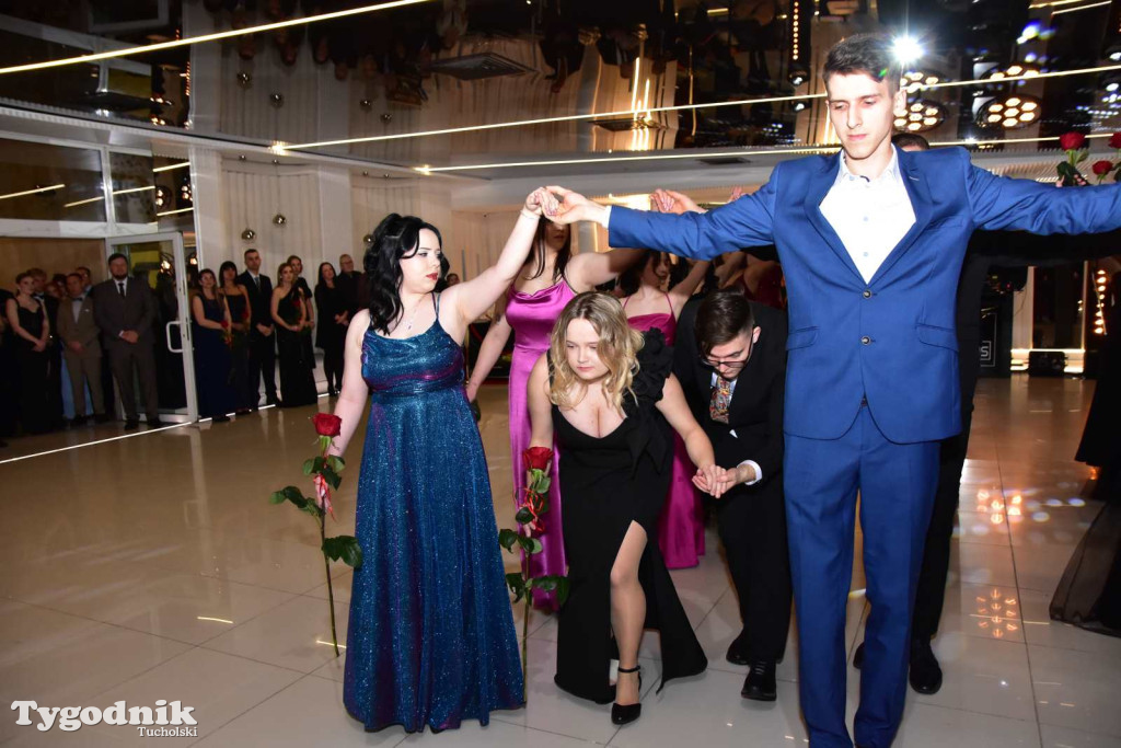 STUDNIÓWKA Zespołu Szkół Licealnych i Technicznych w Tucholi / CZ. 1 - ZDJĘCIA I FILMY - OTWARCIE, POLONEZ, ŚCIANKA