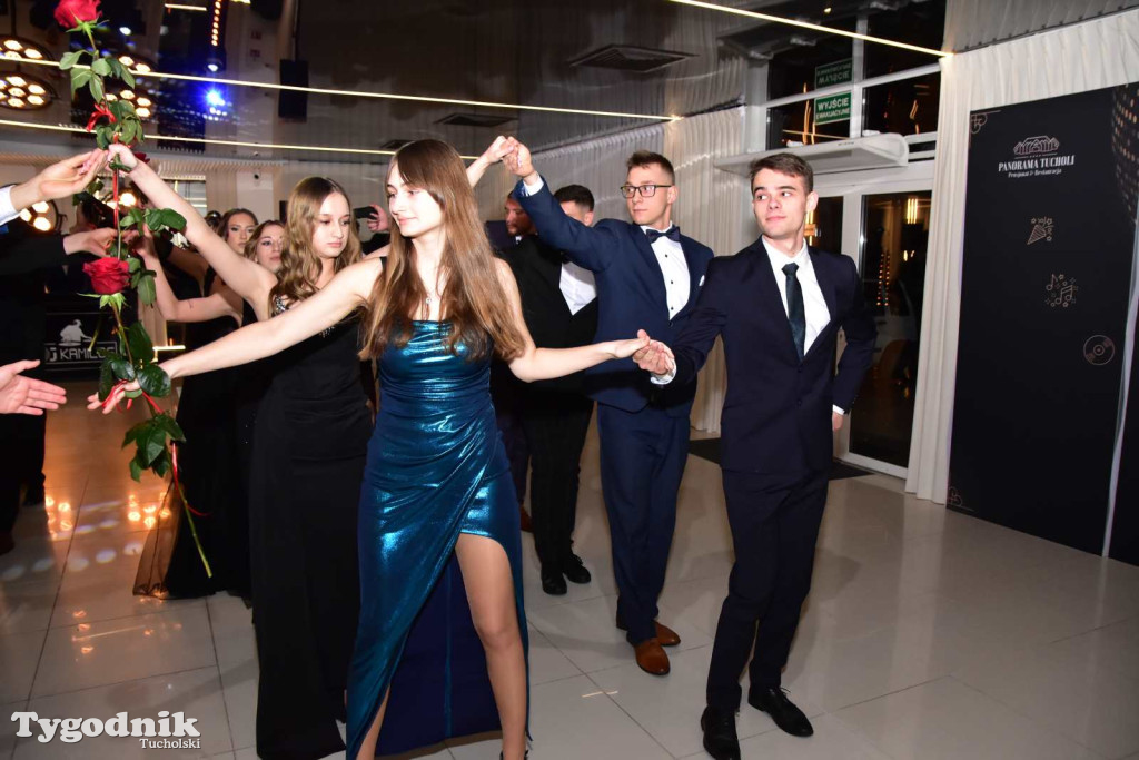 STUDNIÓWKA Zespołu Szkół Licealnych i Technicznych w Tucholi / CZ. 1 - ZDJĘCIA I FILMY - OTWARCIE, POLONEZ, ŚCIANKA