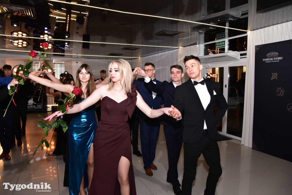 STUDNIÓWKA Zespołu Szkół Licealnych i Technicznych w Tucholi / CZ. 1 - ZDJĘCIA I FILMY - OTWARCIE, POLONEZ, ŚCIANKA