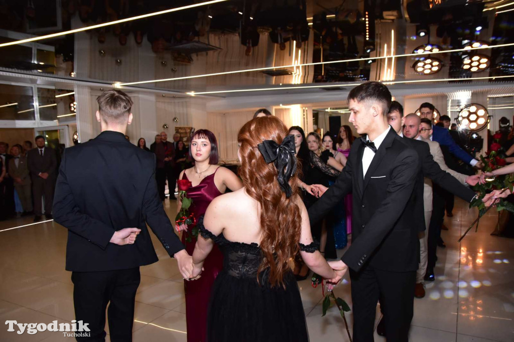 STUDNIÓWKA Zespołu Szkół Licealnych i Technicznych w Tucholi / CZ. 1 - ZDJĘCIA I FILMY - OTWARCIE, POLONEZ, ŚCIANKA