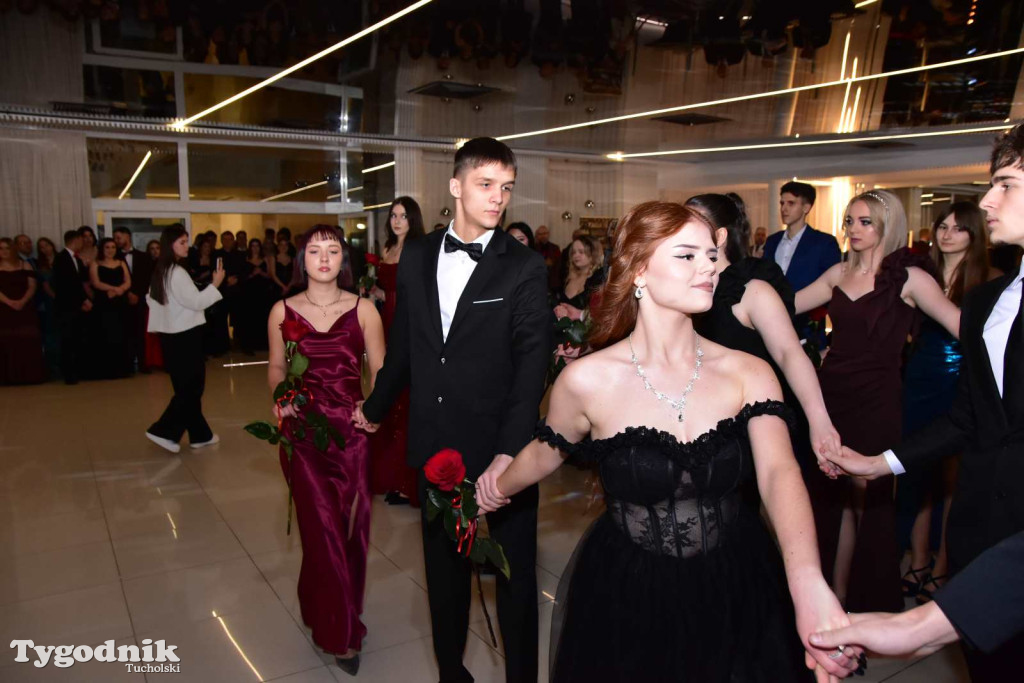 STUDNIÓWKA Zespołu Szkół Licealnych i Technicznych w Tucholi / CZ. 1 - ZDJĘCIA I FILMY - OTWARCIE, POLONEZ, ŚCIANKA