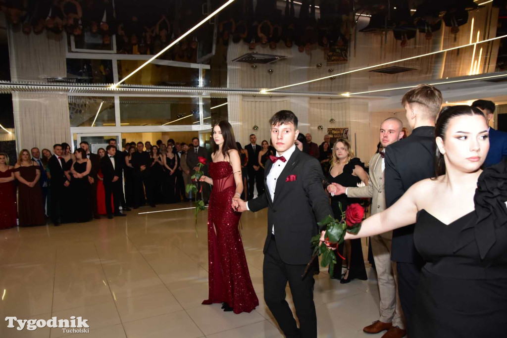 STUDNIÓWKA Zespołu Szkół Licealnych i Technicznych w Tucholi / CZ. 1 - ZDJĘCIA I FILMY - OTWARCIE, POLONEZ, ŚCIANKA