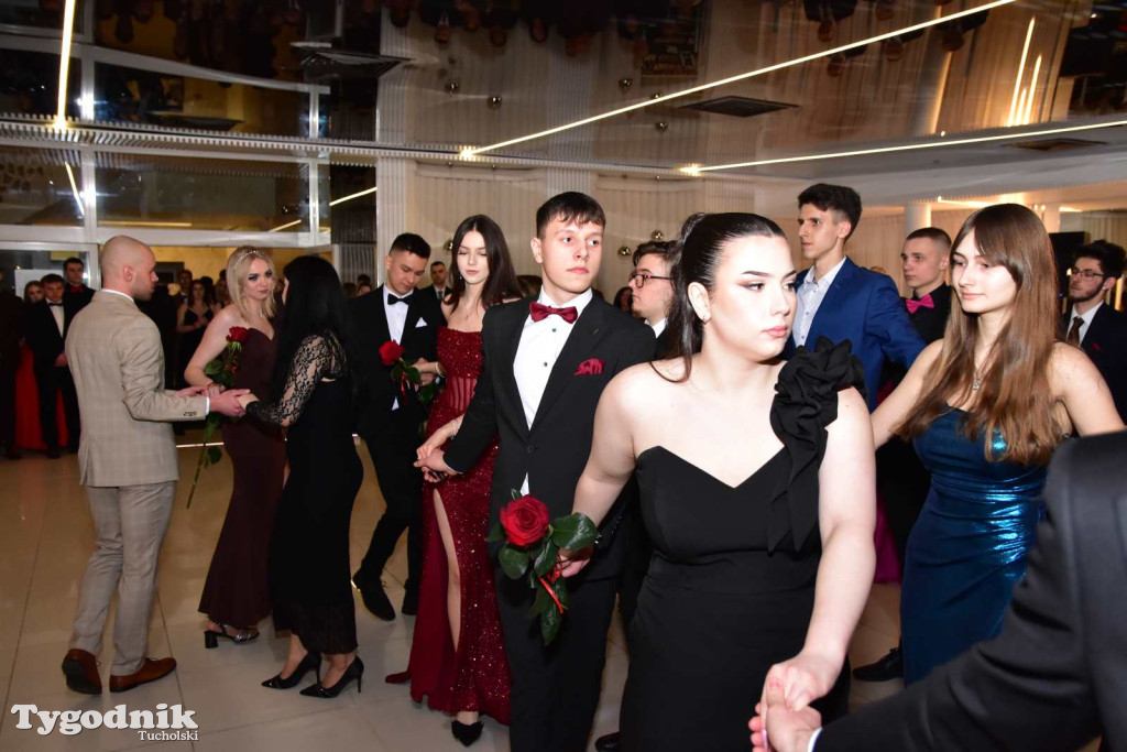 STUDNIÓWKA Zespołu Szkół Licealnych i Technicznych w Tucholi / CZ. 1 - ZDJĘCIA I FILMY - OTWARCIE, POLONEZ, ŚCIANKA