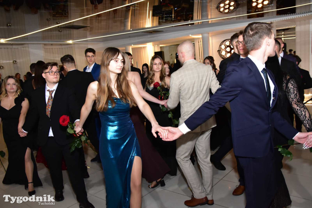 STUDNIÓWKA Zespołu Szkół Licealnych i Technicznych w Tucholi / CZ. 1 - ZDJĘCIA I FILMY - OTWARCIE, POLONEZ, ŚCIANKA