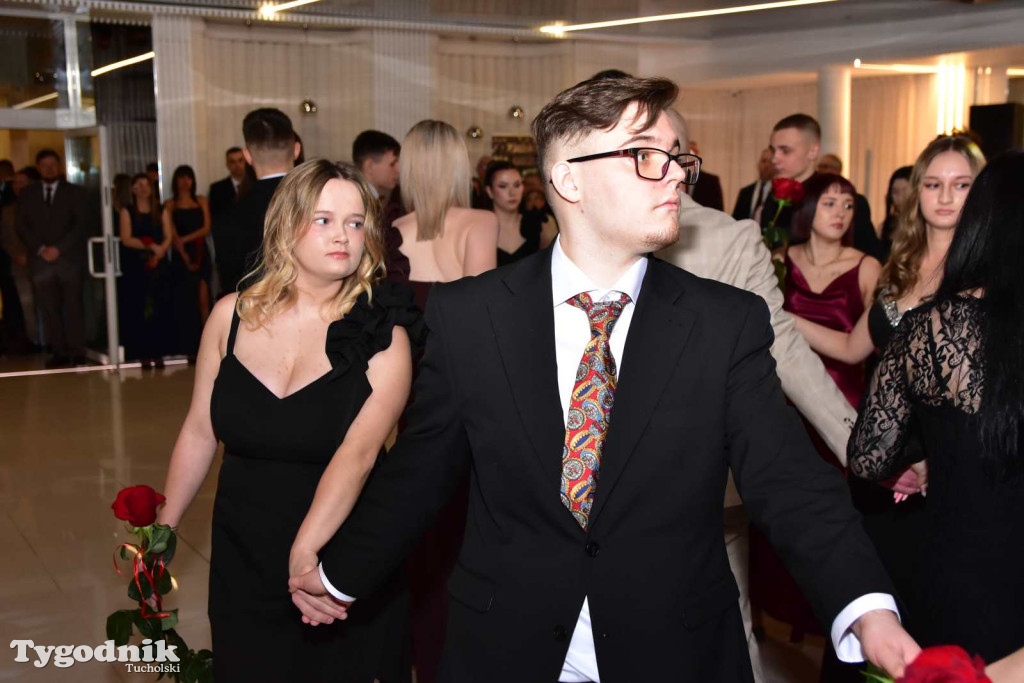 STUDNIÓWKA Zespołu Szkół Licealnych i Technicznych w Tucholi / CZ. 1 - ZDJĘCIA I FILMY - OTWARCIE, POLONEZ, ŚCIANKA