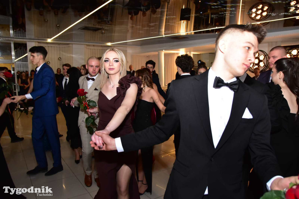 STUDNIÓWKA Zespołu Szkół Licealnych i Technicznych w Tucholi / CZ. 1 - ZDJĘCIA I FILMY - OTWARCIE, POLONEZ, ŚCIANKA