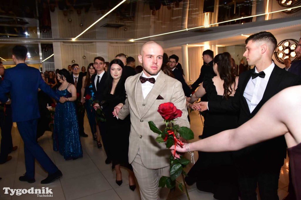 STUDNIÓWKA Zespołu Szkół Licealnych i Technicznych w Tucholi / CZ. 1 - ZDJĘCIA I FILMY - OTWARCIE, POLONEZ, ŚCIANKA