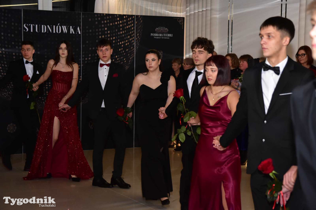 STUDNIÓWKA Zespołu Szkół Licealnych i Technicznych w Tucholi / CZ. 1 - ZDJĘCIA I FILMY - OTWARCIE, POLONEZ, ŚCIANKA