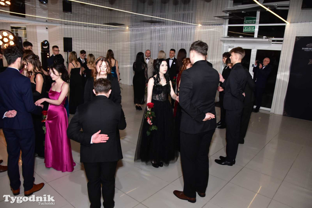 STUDNIÓWKA Zespołu Szkół Licealnych i Technicznych w Tucholi / CZ. 1 - ZDJĘCIA I FILMY - OTWARCIE, POLONEZ, ŚCIANKA