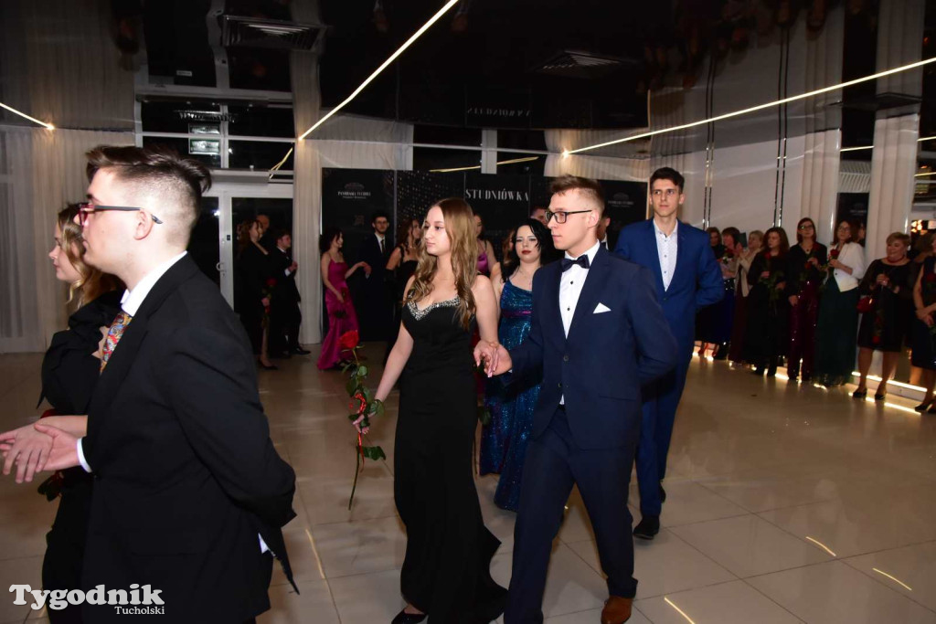 STUDNIÓWKA Zespołu Szkół Licealnych i Technicznych w Tucholi / CZ. 1 - ZDJĘCIA I FILMY - OTWARCIE, POLONEZ, ŚCIANKA