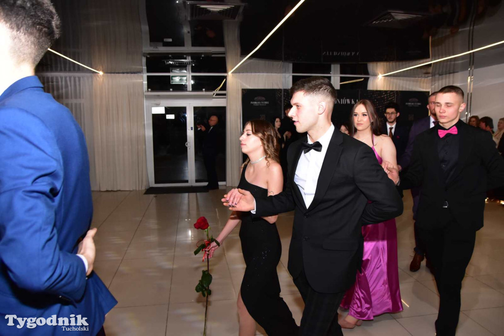 STUDNIÓWKA Zespołu Szkół Licealnych i Technicznych w Tucholi / CZ. 1 - ZDJĘCIA I FILMY - OTWARCIE, POLONEZ, ŚCIANKA