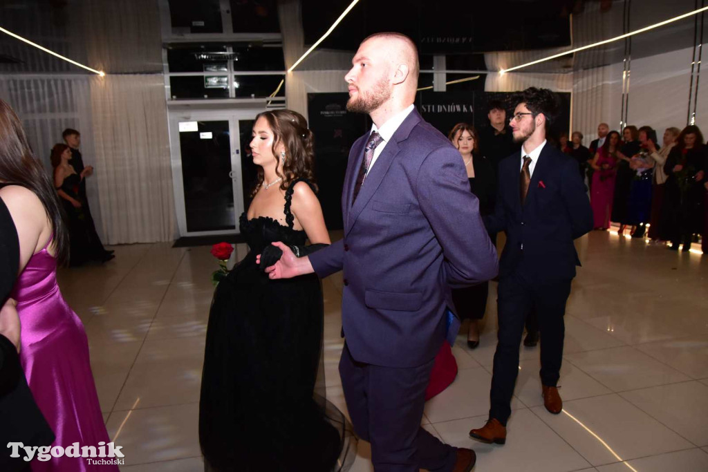 STUDNIÓWKA Zespołu Szkół Licealnych i Technicznych w Tucholi / CZ. 1 - ZDJĘCIA I FILMY - OTWARCIE, POLONEZ, ŚCIANKA