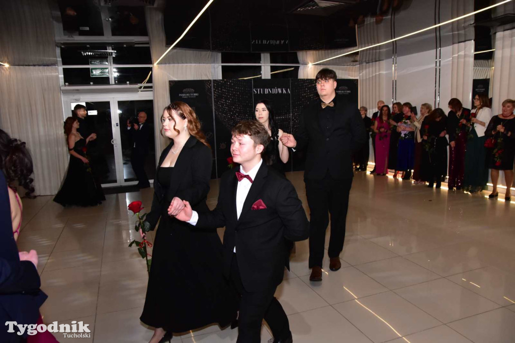 STUDNIÓWKA Zespołu Szkół Licealnych i Technicznych w Tucholi / CZ. 1 - ZDJĘCIA I FILMY - OTWARCIE, POLONEZ, ŚCIANKA