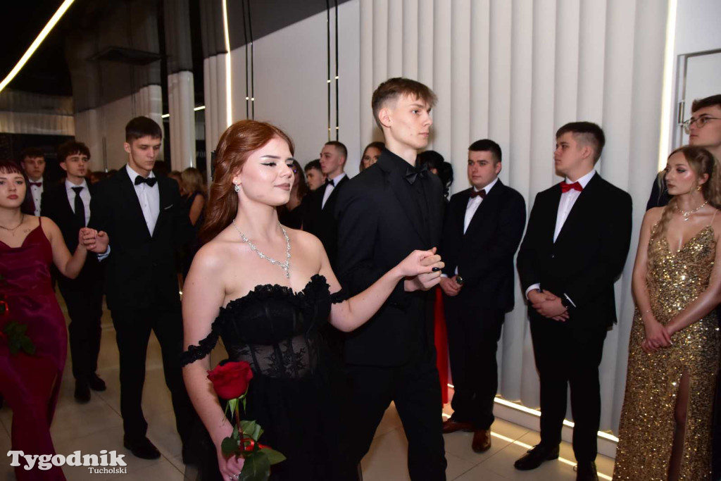 STUDNIÓWKA Zespołu Szkół Licealnych i Technicznych w Tucholi / CZ. 1 - ZDJĘCIA I FILMY - OTWARCIE, POLONEZ, ŚCIANKA