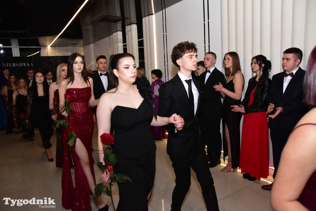 STUDNIÓWKA Zespołu Szkół Licealnych i Technicznych w Tucholi / CZ. 1 - ZDJĘCIA I FILMY - OTWARCIE, POLONEZ, ŚCIANKA