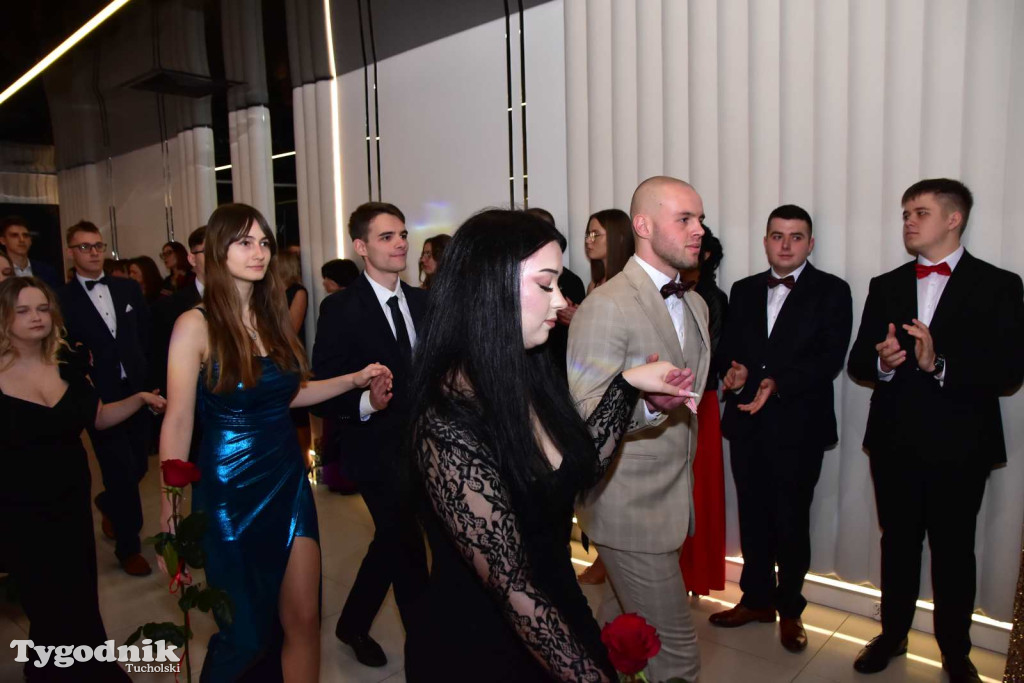 STUDNIÓWKA Zespołu Szkół Licealnych i Technicznych w Tucholi / CZ. 1 - ZDJĘCIA I FILMY - OTWARCIE, POLONEZ, ŚCIANKA