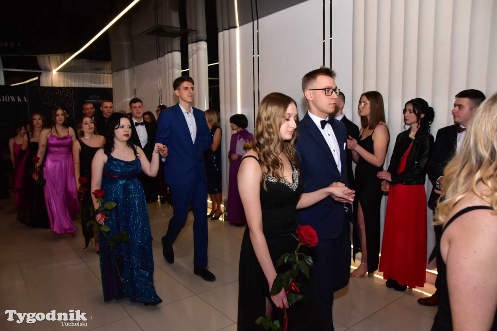 STUDNIÓWKA Zespołu Szkół Licealnych i Technicznych w Tucholi / CZ. 1 - ZDJĘCIA I FILMY - OTWARCIE, POLONEZ, ŚCIANKA