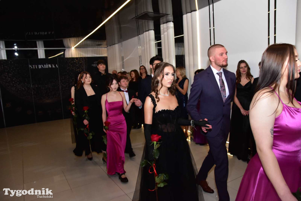 STUDNIÓWKA Zespołu Szkół Licealnych i Technicznych w Tucholi / CZ. 1 - ZDJĘCIA I FILMY - OTWARCIE, POLONEZ, ŚCIANKA