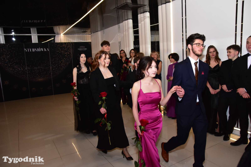 STUDNIÓWKA Zespołu Szkół Licealnych i Technicznych w Tucholi / CZ. 1 - ZDJĘCIA I FILMY - OTWARCIE, POLONEZ, ŚCIANKA