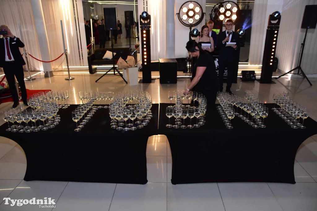 STUDNIÓWKA Zespołu Szkół Licealnych i Technicznych w Tucholi / CZ. 1 - ZDJĘCIA I FILMY - OTWARCIE, POLONEZ, ŚCIANKA