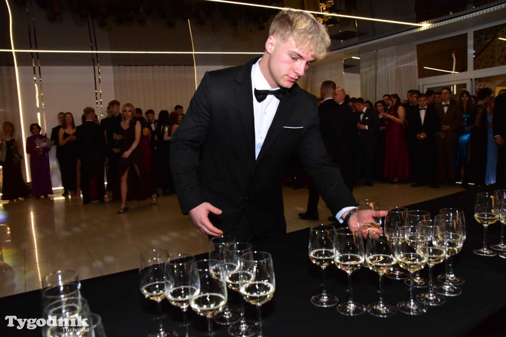 STUDNIÓWKA Zespołu Szkół Licealnych i Technicznych w Tucholi / CZ. 1 - ZDJĘCIA I FILMY - OTWARCIE, POLONEZ, ŚCIANKA