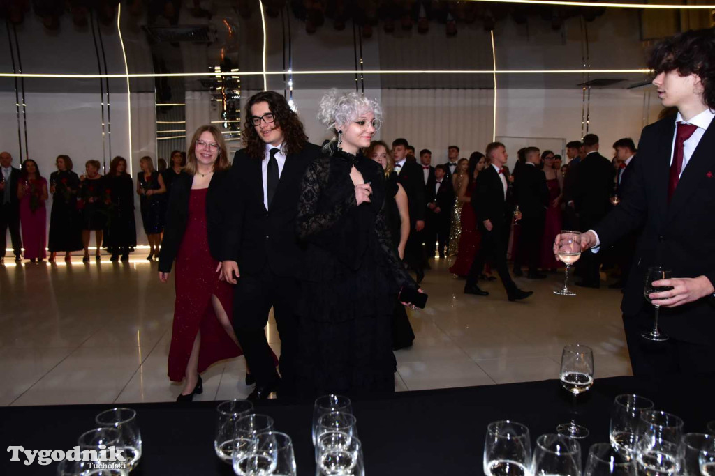 STUDNIÓWKA Zespołu Szkół Licealnych i Technicznych w Tucholi / CZ. 1 - ZDJĘCIA I FILMY - OTWARCIE, POLONEZ, ŚCIANKA