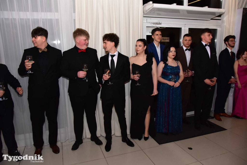 STUDNIÓWKA Zespołu Szkół Licealnych i Technicznych w Tucholi / CZ. 1 - ZDJĘCIA I FILMY - OTWARCIE, POLONEZ, ŚCIANKA